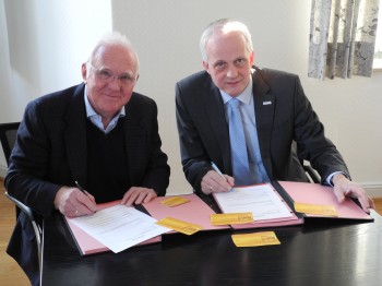 Theodor Petera (links) und Bürgermeister Christoph Ewers (rechts)